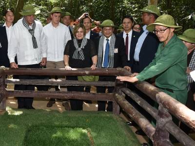 Miguel Díaz-Canel Bermúdez, visitó este sábado en la ciudad Ho Chi Minh los legendarios túneles de Cu Chi, empleados durante la guerra contra Estados Unidos