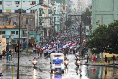 Caravana bajo la lluvia de la Universidad de La Habana