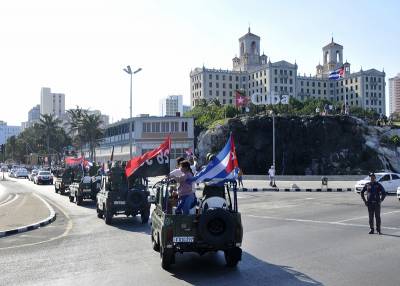 Entrada de la caravana al Vedado en la capital