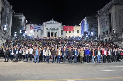 Raúl y Díaz-Canel presiden la Marcha por los 166 del Apóstol