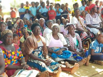 Mozambicanos que atienden los doctores cubanos en esa nación