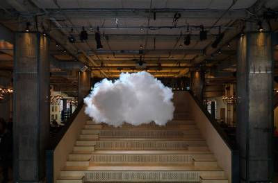 El artista holandés Berndnaut Smilde crea nubes dentro de habitaciones 