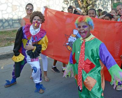 Alegría pioneril en calles pineras