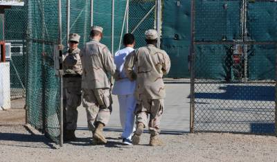 Soldados estadounidenses introducen a un detenido en las instalaciones del centro de detención de Guantanamo 10 de Junio de 2008