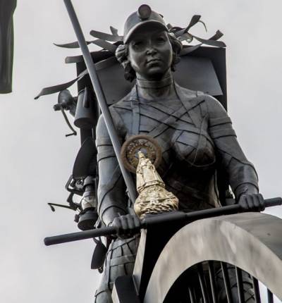 Escultura monumental Contra viento y marea, de la artista Martha Jiménez