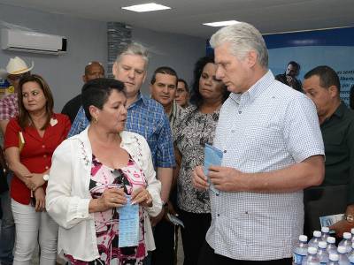 Díaz-Canel de visita por Holguín