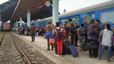 Llegada de los coches chinos a la estación de Santiago de Cuba