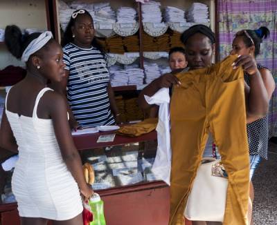 Venta de uniformes escolares en La Habana.