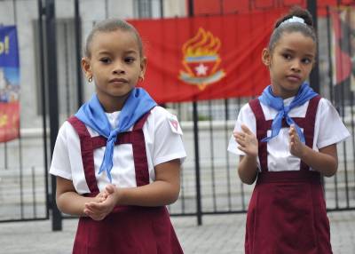 Hoy recibieron la pañoleta azul casi 130 000 niños de primer grado en toda Cuba