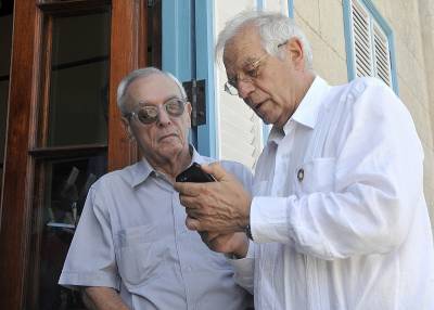 El Doctor Eusebio Leal Spengler salió a recibir en plena Plaza de Armas al canciller Josep Borrell