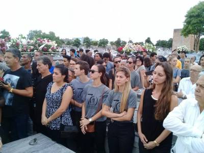 El pueblo la acompaña hasta su última morada en la Necrópolis de Colón