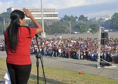 Pioneros cubanos rinden honor a Martí