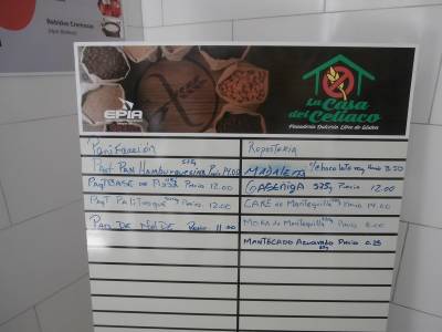 Productos sin gluten ofertados en una panadería dulcería especializada