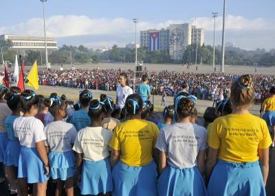 Pioneros cantan en la Plaza de la Revolución para rendir homenaje a Martí en el día de su natalicio. 