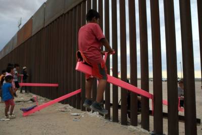 Cachumbambés entre las barras de hierro de Trump