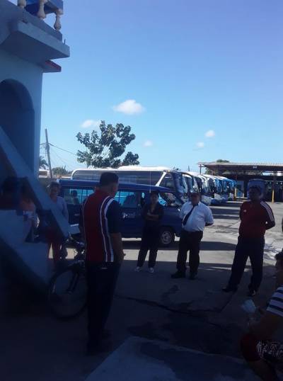 Reunión al aire libre de los trabajadores de la terminal de Sancti Spíritus