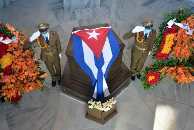 Homenaje a José Martí en el Mausoleo que guarda sus restos en el Cementerio de Santa Ifigenia.