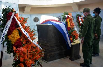 Homenaje a José Martí en el Mausoleo que guarda sus restos en el Cementerio de Santa Ifigenia