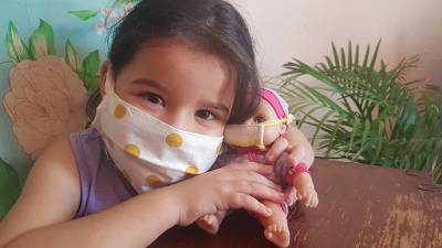 Niña aconseja quedarse en casa