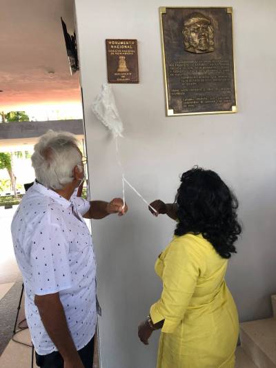 Diana Sedal Yanes, rectora del Alma Mater oriental, devela, junto al Conservador de la Ciudad de Santiago de Cuba, el arquitecto Omar López, la tarja que oficializa la declaratoria.