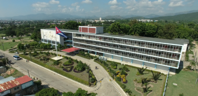 Da la bienvenida al Alma Máter oriental el Edificio del Rectorado, propuesto para su inclusión en el registro internacional de arquitectura racionalista dedicada a la educación.