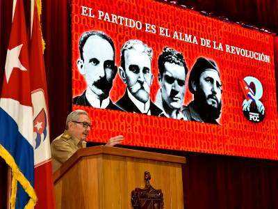 El General de Ejército Raúl Castro Ruz presenta el informe central del 8vo. Congreso del Partido Comunista de Cuba.