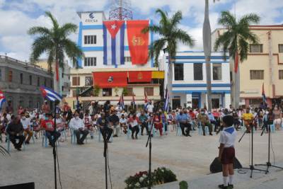 Pioneros, jóvenes y autoridades tomaron parte en el acto, celebrado en la Plaza Martiana tunera