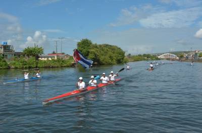 Integrantes de la escuela de remo participaron en regata contra el bloqueo