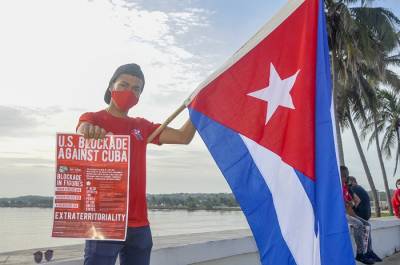 Joven con bandera 