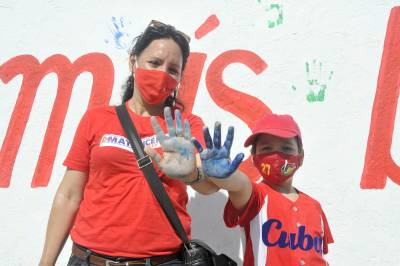 Mural de denuncia a la política hostil estadounidense