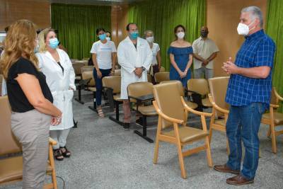 Miguel Díaz-Canel Bermúdez reunido con científicos cubanos