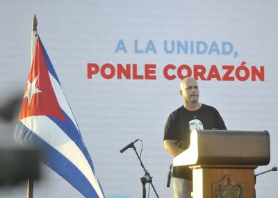 Gerardo durante su intervención en el acto político-cultural en el malecón de La Habana en defensa de la Revolución Cubana