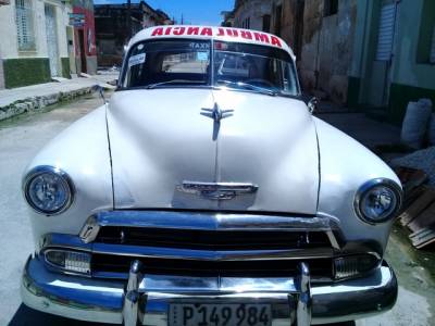 Yodanys Bermúdez Guerrero convirtió su Chevrolet de 1961 en una ambulancia.