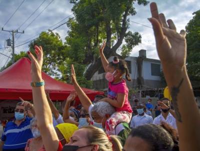 Jóvenes comunistas cubanos comparten con vecinos de La Timba, en La Habana