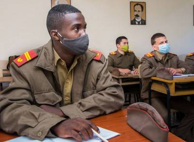 Grupo de estudiantes en la Escuela Militar