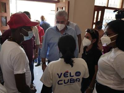 Con integrantes del proyecto Velo-Cuba