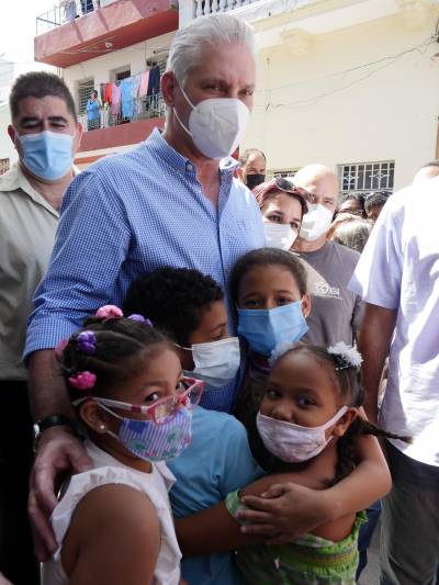  El Presidente saludó a los niños que salían a su paso.