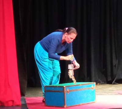 Los títeres y máscaras de hielo de Teatro Viajero invitan a pensar en nuestra propia vulnerabilidad ante el entorno y las elecciones de vida. 