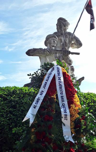 Ofrendas florales de Raúl y Díaz- Canel fueron depositadas ante la tumba del Comandante músico en el Mausoleo a los Héroes y Mártires del III Frente este 11 de septiembre