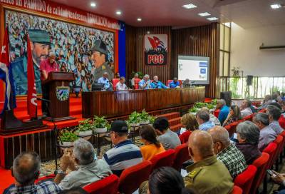 Manuel Marrero en visita gubernamental a Holguín