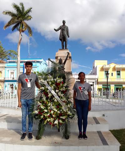 Laura Lugones y Ricardo Rodríguez, dirigentes de la FEU nacional, colocaron una ofrenda floral ante el monumento a José Martí.
