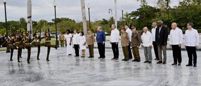 El General de Ejército y los demás participantes también rindieron honores al Apóstol. 