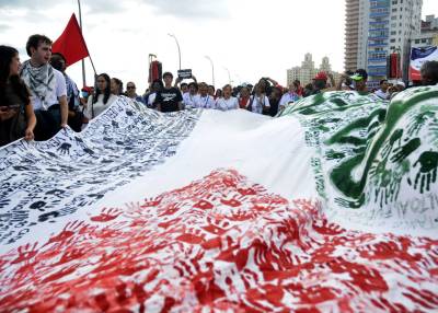 Miles de cubanos acudieron este sábado a la Tribuna Antimperialista en La Habana para denunciar los crímenes de Israel contra el pueblo de Palestina.