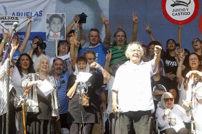 Taty Almeida,  Estela de Carlotto y  Adolfo Pérez Esquivel participan en la concentración de la Plaza de Mayo