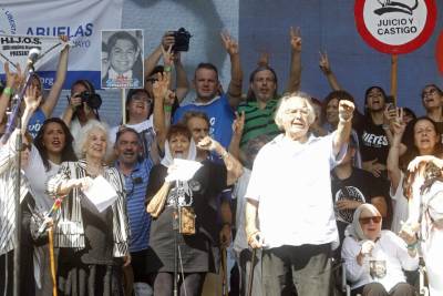 Taty Almeida,  Estela de Carlotto y  Adolfo Pérez Esquivel participan en la concentración de la Plaza de Mayo