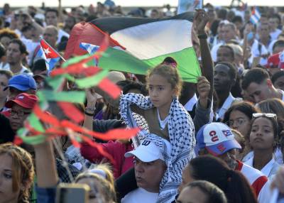 Miles de cubanos acudieron este sábado a la Tribuna Antimperialista en La Habana para denunciar los crímenes de Israel contra el pueblo de Palestina.