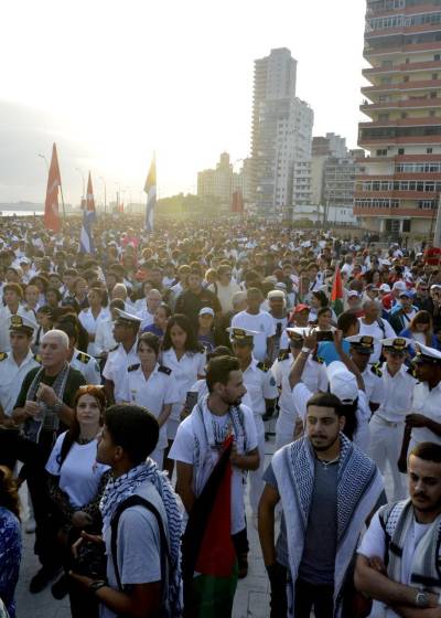 Miles de cubanos acudieron este sábado a la Tribuna Antimperialista en La Habana para denunciar los crímenes de Israel contra el pueblo de Palestina.