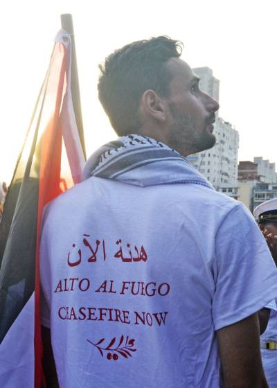 Miles de cubanos acudieron este sábado a la Tribuna Antimperialista en La Habana para denunciar los crímenes de Israel contra el pueblo de Palestina.