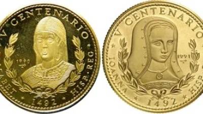 Anverso de dos monedas de oro cubanas de cincuenta pesos con las imágenes de las reinas Isabel I y Juana I, respectivamente.