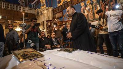 El padre Gabriel Romanelli asiste al funeral de Maysa Abu Daoud y Mary al-Najjar en la iglesia ortodoxa de San Porfirio, en la ciudad de Gaza, el 3 de octubre de 2026. Foto: Tomada de la página de Facebook de Romanelli.